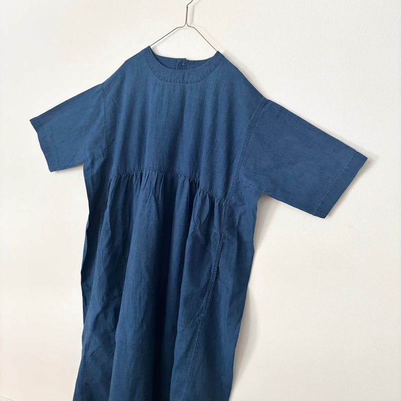 NATURAL LAUNDRY インディゴシャンブレースモックギャザーワンピース
