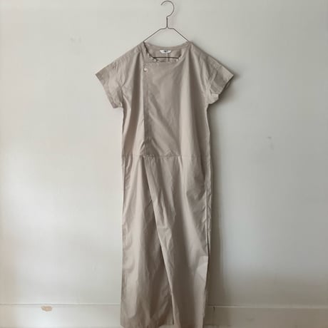 our しなやか素材のラップ風サロペット　グレー しなやか素材のラップ風サロペット – OURHOME