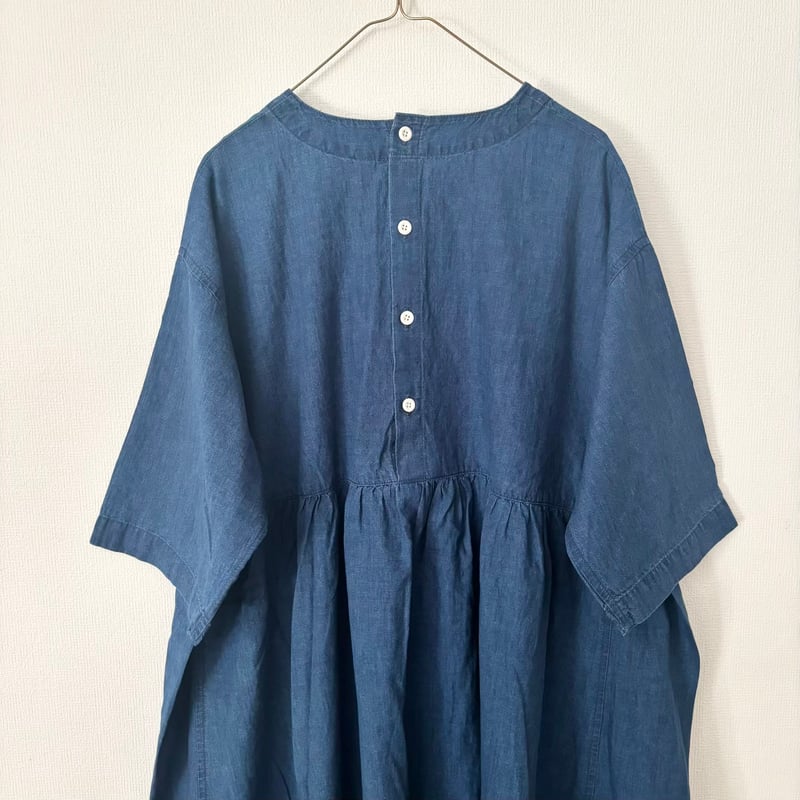 NATURAL LAUNDRY インディゴシャンブレースモックギャザーワンピース