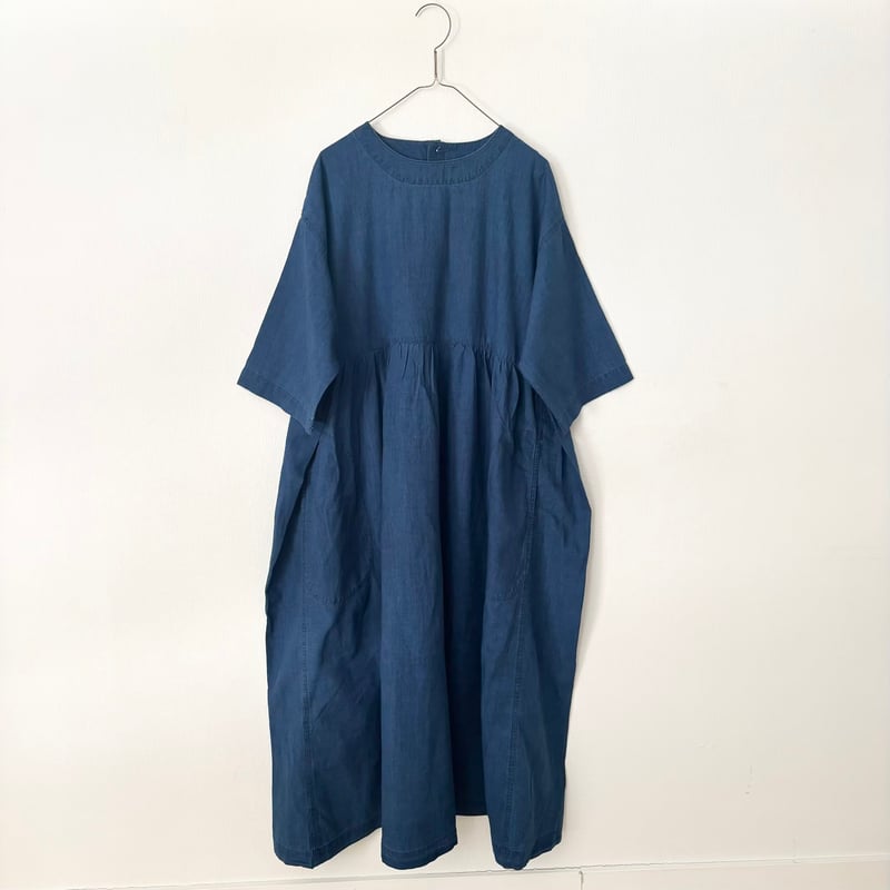 NATURAL LAUNDRY インディゴシャンブレースモックギャザーワンピース