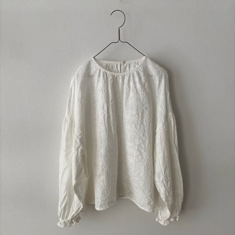 qiri  graw' embroidery gather sleeve blouse