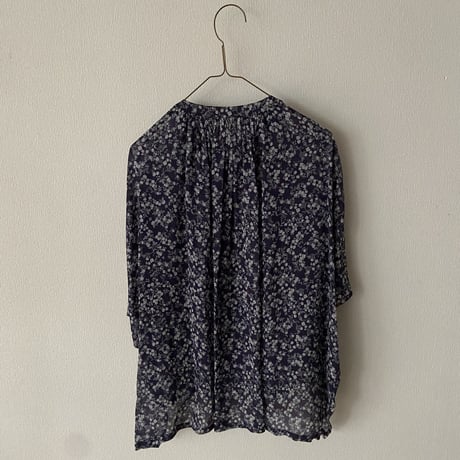 atelier naruse デヴォ社プリントシリーズ~mini flower~rayon band-collar blouse