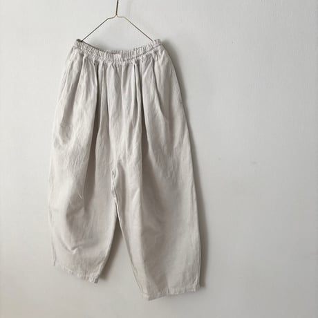 yuni  コットンリネン denim wide cocoon pants・シロ（グレーがかったアンティークホワイト）