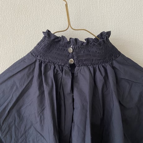 UNIVERSAL TISSU ナチュラルタイプライターシャーリング モックネックブラウス
