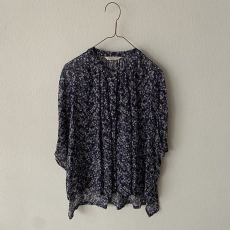 atelier naruse デヴォ社プリントシリーズ~mini flower~rayon band-collar blouse
