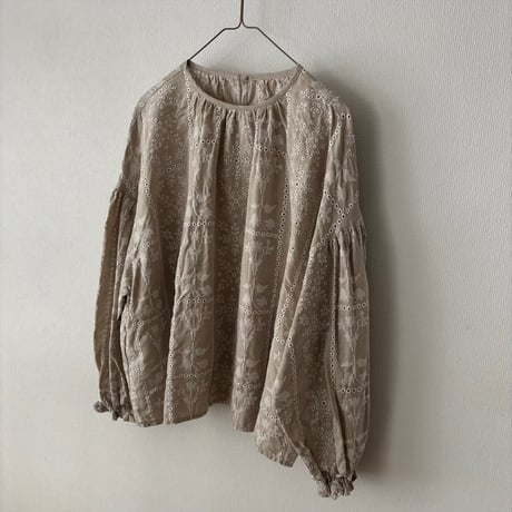 qiri  graw' embroidery gather sleeve blouse