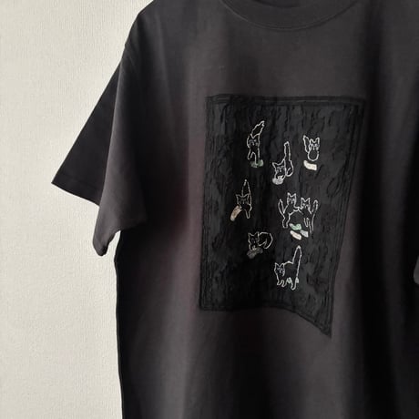 qiri  cats collecting socks Tee