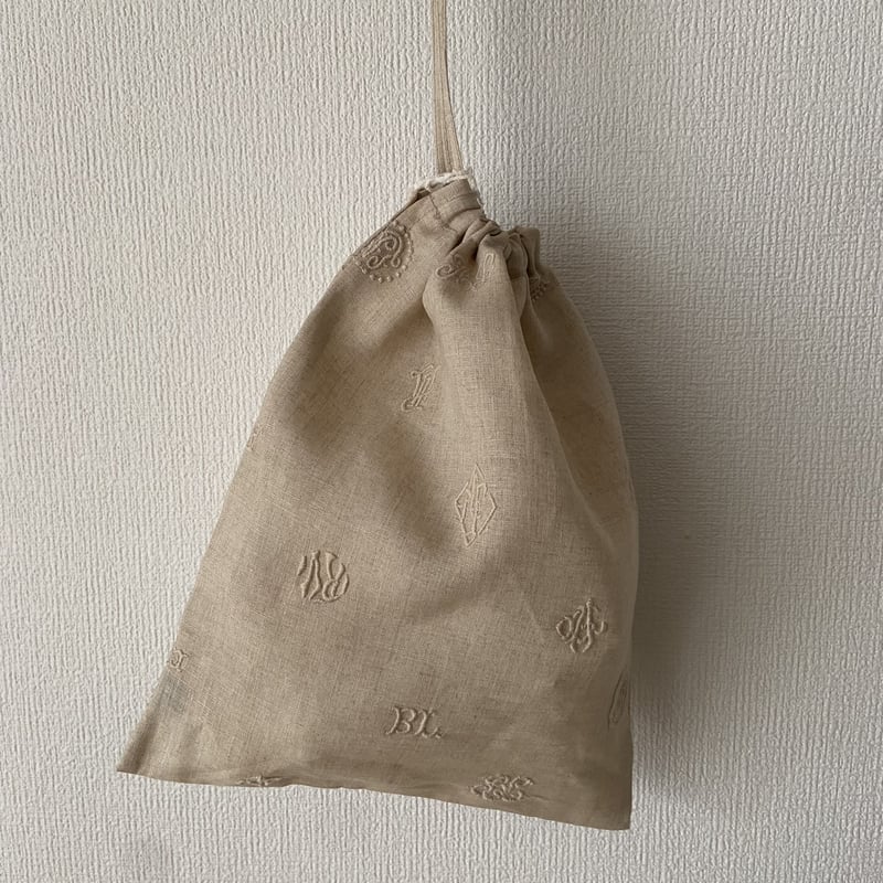 オールドマンズテーラー MONOGRAM EMBROIDERY DRAWSTRING BAG