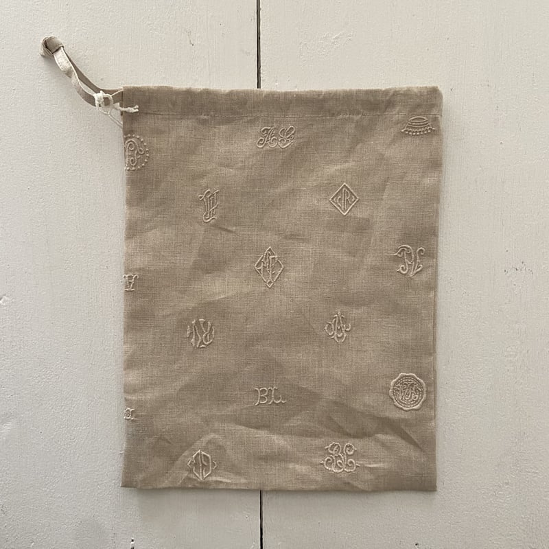 オールドマンズテーラー MONOGRAM EMBROIDERY DRAWSTRING BAG