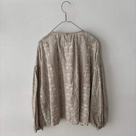 qiri  graw' embroidery gather sleeve blouse