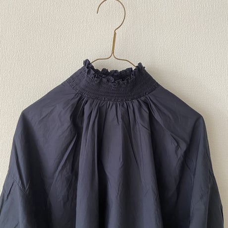 UNIVERSAL TISSU ナチュラルタイプライターシャーリング モックネックブラウス
