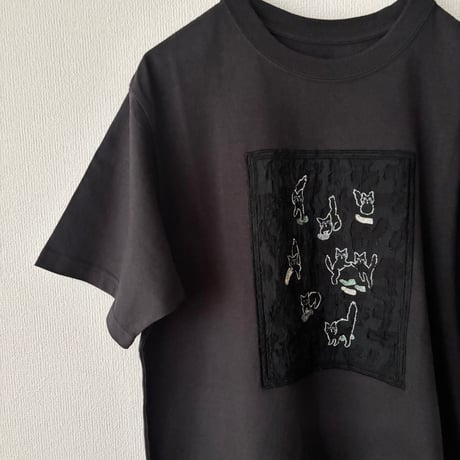 qiri  cats collecting socks Tee