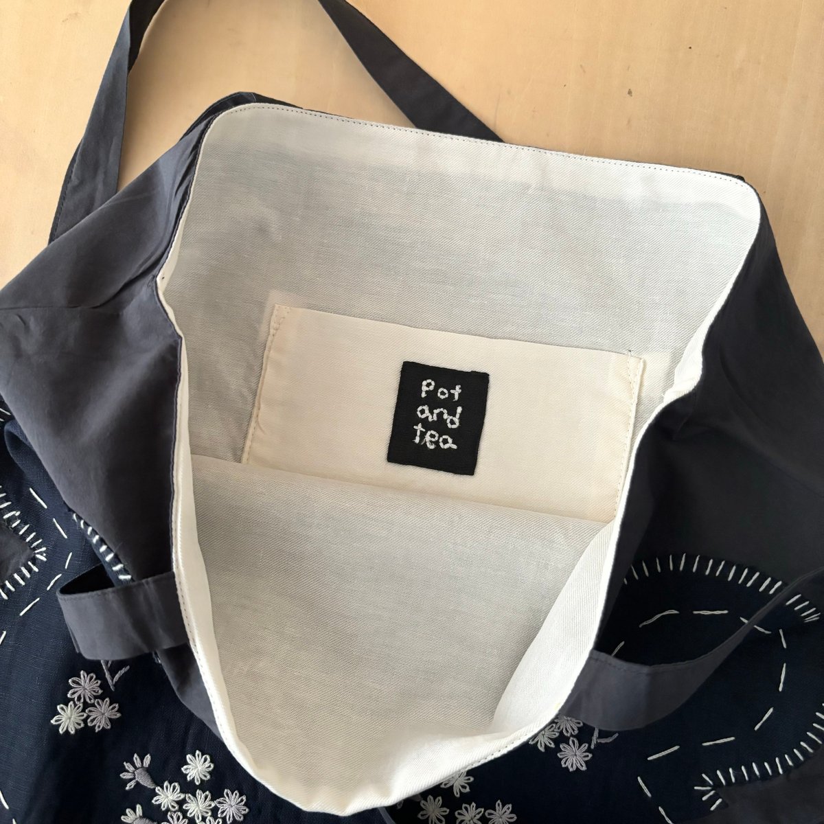 pot and tea ブーケ刺繍トートバッグ・濃いグレー | itonowa