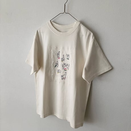 qiri  cats collecting socks Tee