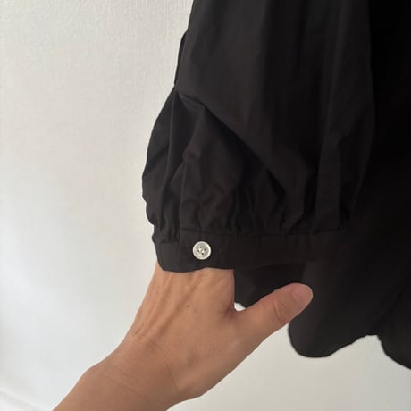 オールドマンズテーラー GARMENT DYE TYPEWRITER BIG BALLOON SLEEVE BLOUSE・Black
