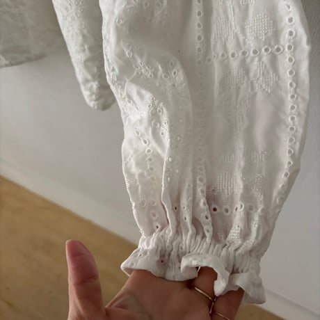 qiri  graw' embroidery gather sleeve blouse