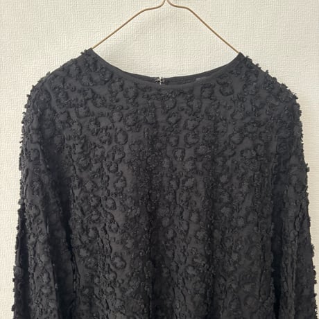 yuni コットンレーヨンナイロン hana dot jacquard  baloon sleeves blouse・クロ