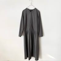 atelier naruse クルミボタンフォーマルワンピース ・グレイ