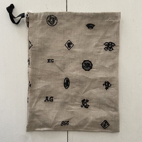 オールドマンズテーラー MONOGRAM EMBROIDERY DRAWSTRING BAG Sサイズ