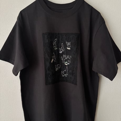 qiri  cats collecting socks Tee