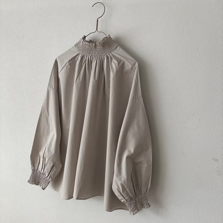 UNIVERSAL TISSU ナチュラルタイプライターシャーリング モックネックブラウス