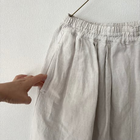 yuni  コットンリネン denim wide cocoon pants・シロ（グレーがかったアンティークホワイト）