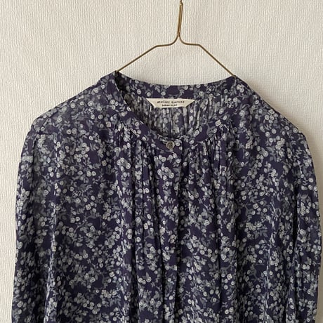 atelier naruse デヴォ社プリントシリーズ~mini flower~rayon band-collar blouse