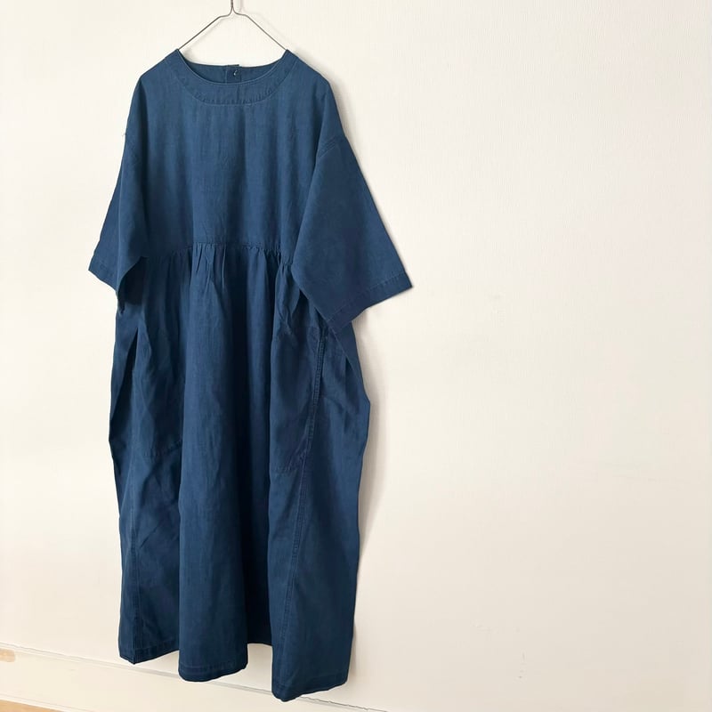 NATURAL LAUNDRY インディゴシャンブレースモックギャザーワンピース