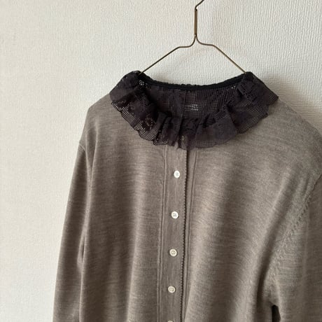 qiri    lasew frill collar blouse