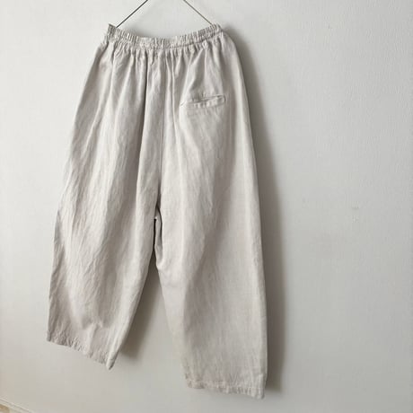 yuni  コットンリネン denim wide cocoon pants・シロ（グレーがかったアンティークホワイト）