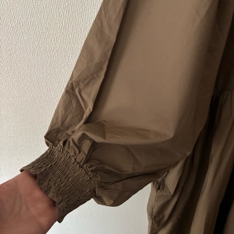 UNIVERSAL TISSU ナチュラルタイプライター タックギャザーワンピース
