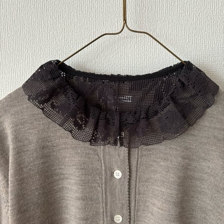 qiri    lasew frill collar blouse