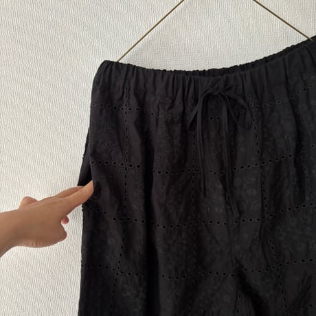 yuni eyelet embroidery easy pants・クロ