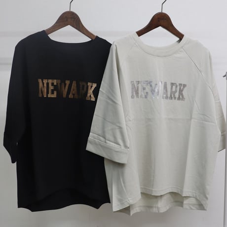 メタリックロゴTシャツ