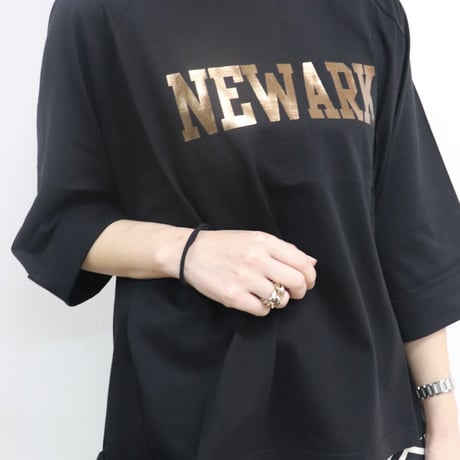 メタリックロゴTシャツ