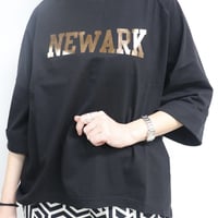 メタリックロゴTシャツ