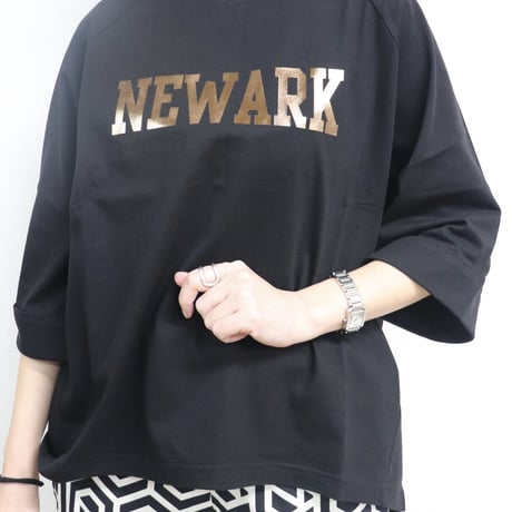 メタリックロゴTシャツ