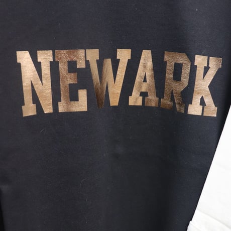 メタリックロゴTシャツ
