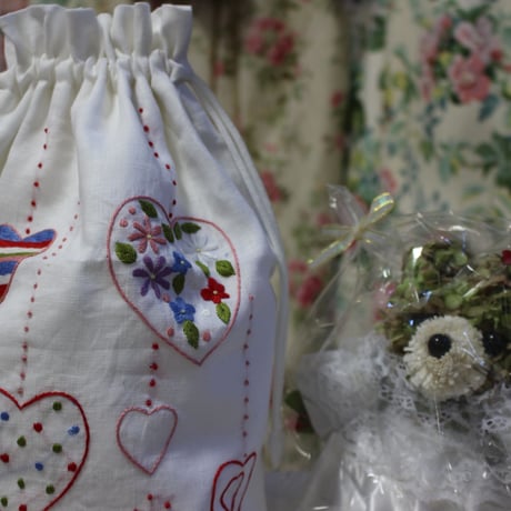 ハートの刺繍が可愛い大きい巾着・ポーチ〔ベトナム〕