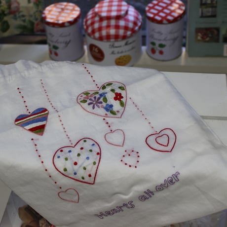 ハートの刺繍が可愛い大きい巾着・ポーチ〔ベトナム〕