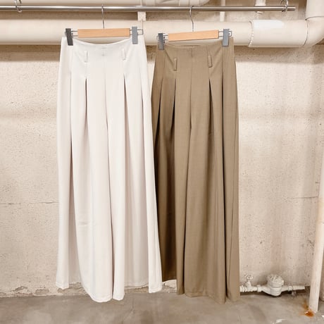wide silhouette pants