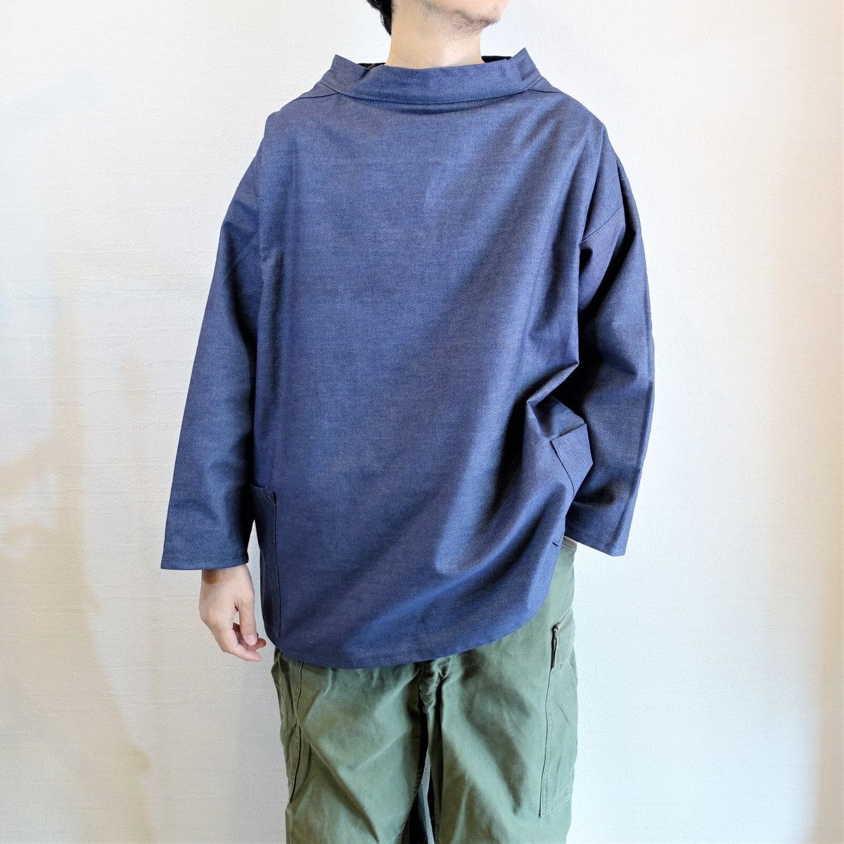 新品タグ付・ラッセルノ】バックロゴ軽量モックネックニット