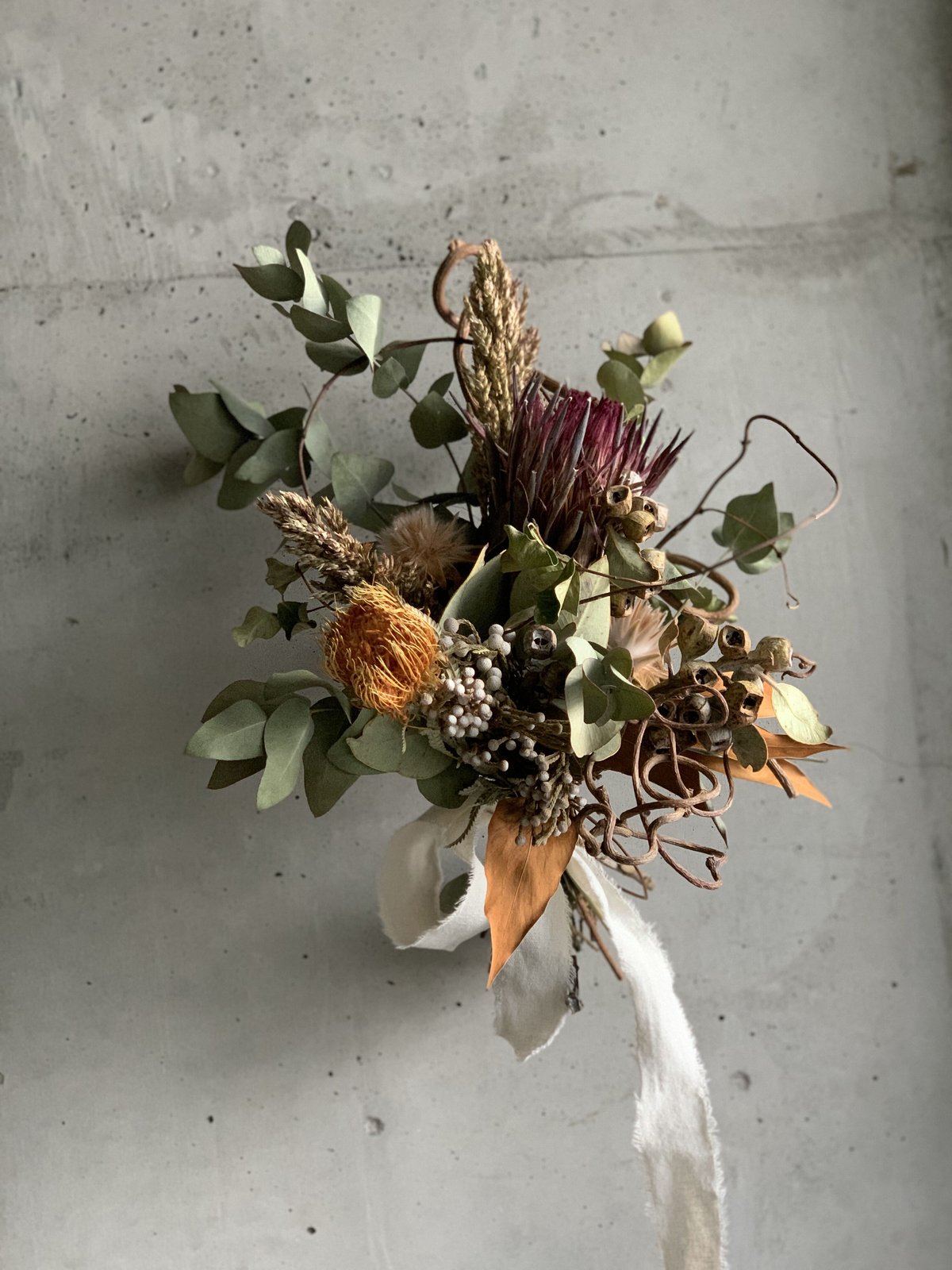 Dry flower］プロテアとキウイのツルのブーケスワッグ | Atelier BRAZO