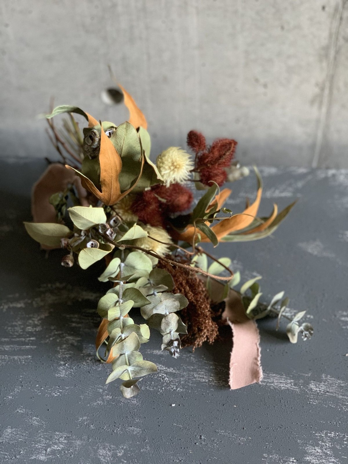 Dry flower］紅の木とユーカリの秋色コンパクトスワッグ | Atelier BRAZO