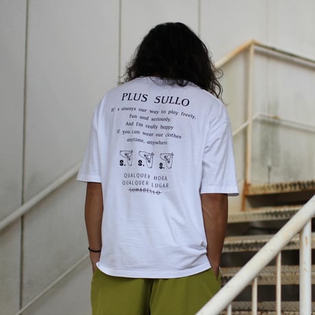 PLUS SULLO TEE（全2カラー）