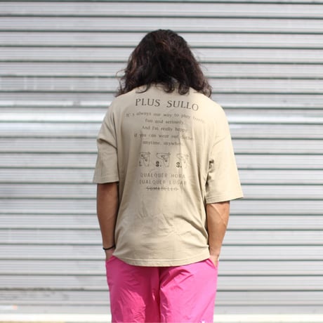 PLUS SULLO TEE（全2カラー）
