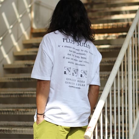 PLUS SULLO TEE（全2カラー）