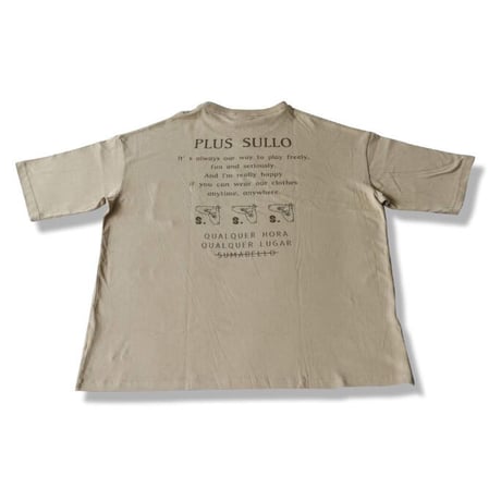 PLUS SULLO TEE（全2カラー）