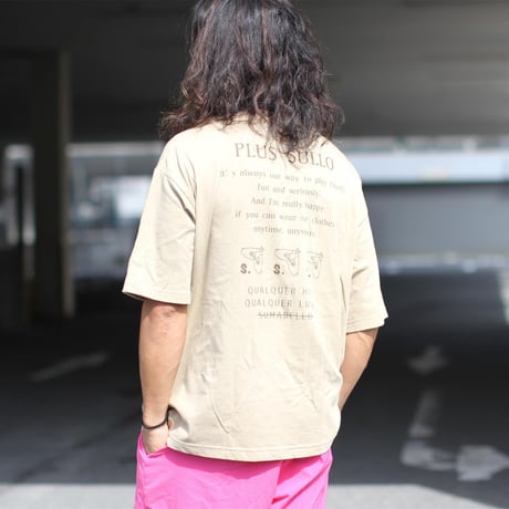 PLUS SULLO TEE（全2カラー）