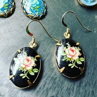 黒いガラス白い薔薇のピアス